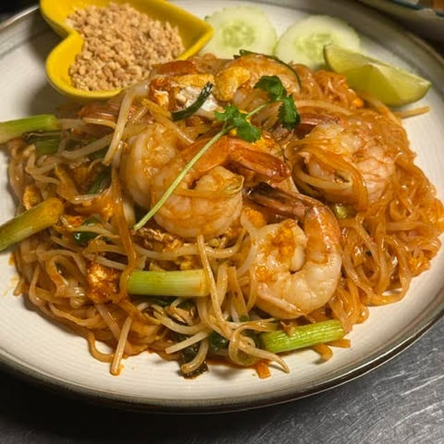 Pad Thai (L).
